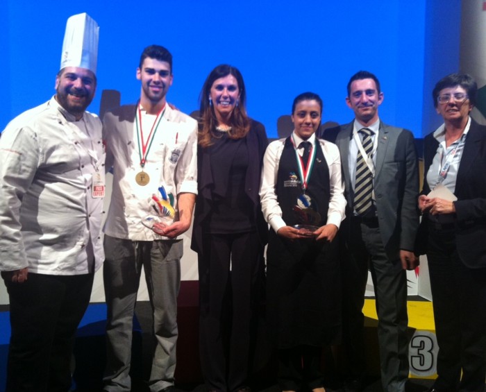 Da sinistra: Sergio Maria Teutonico chef giuria, Luca Piras, l'Ass.re Regionale alla Formazione Professionale e Lavoro Claudia Porchietto, Camilla Leccà, Luca Icardi maitre di sala giuria e Lucia Barbarino direttore AFP