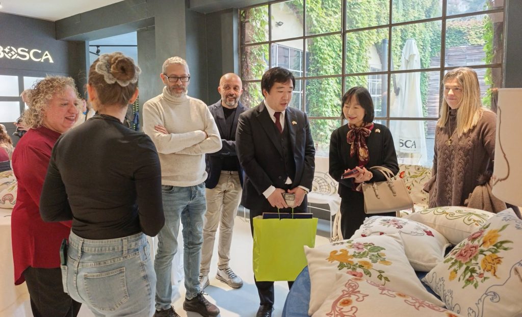 VISITA DELL'AMBASCIATORE GIAPPONESE ALLA MOSTRA SUL RICAMO BANDERA